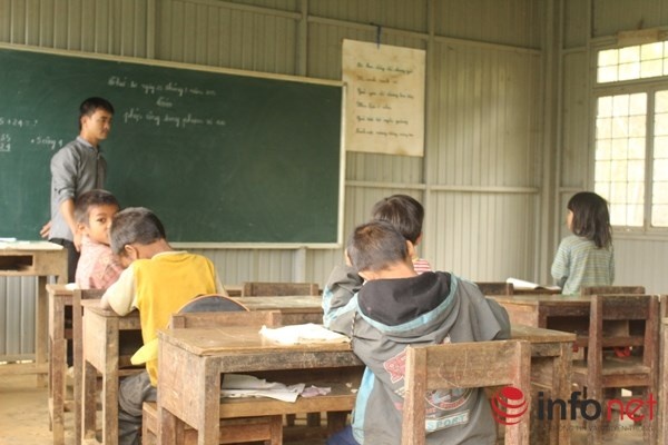 Chỉ có niềm yêu nghề mới giúp thầy Tiềm bám trụ trên cao nguyên đại ngàn.