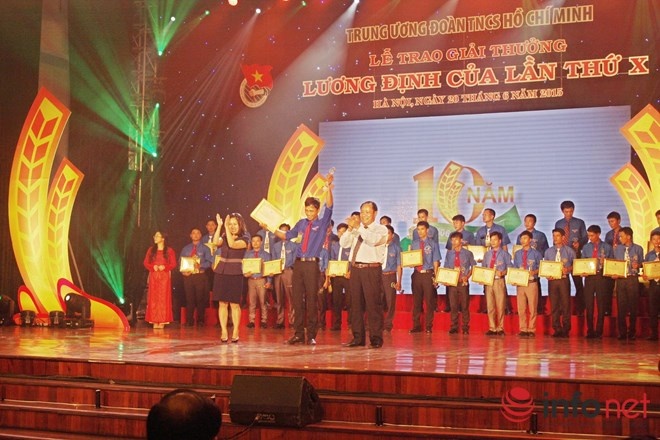 Dũng nhận giải thưởng Lương Đình Của tại Hà Nội (ảnh nhân vật cung cấp).