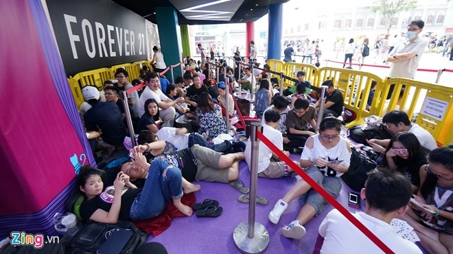 Người Việt xếp hàng chờ mua iPhone 6 trong ngày ra mắt tại Singapore. Ảnh: Duy Tín. 