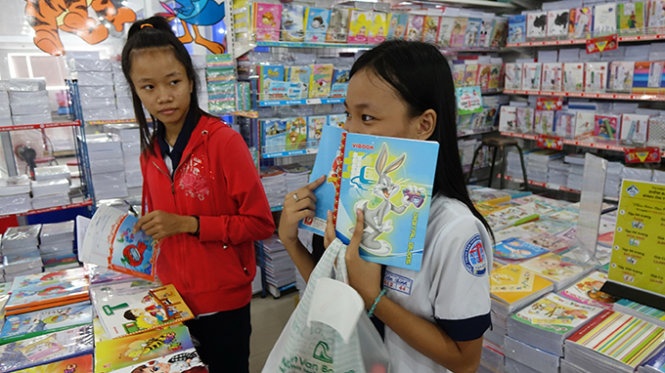 Học sinh mua vở có mùi thơm tại một nhà sách ở quận Tân Bình, TP.HCM sáng 9-9 - Ảnh: Như Hùng.