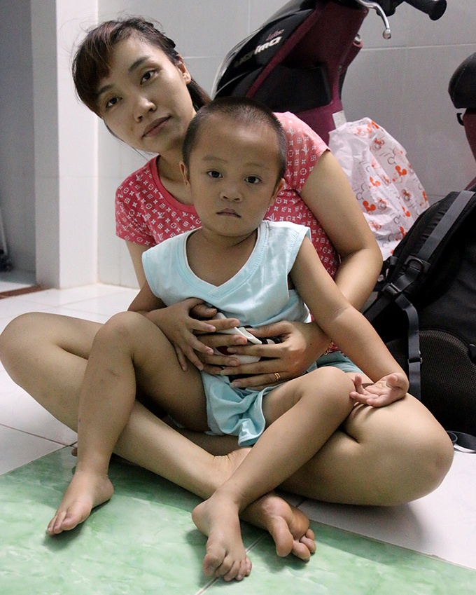 Bé Nguyễn Minh Hoàng được bà ngoại đưa vào gặp mẹ - Ảnh: N.Hiển.