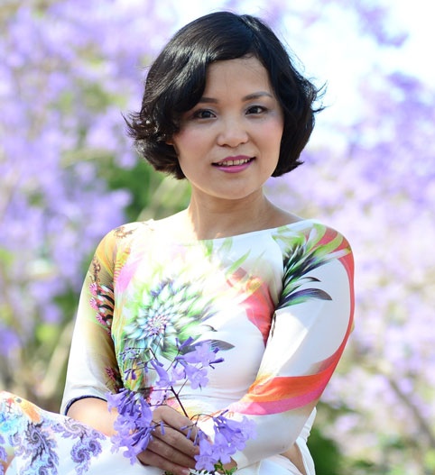 TS. Trần Thị Tuyết Hạnh cũng từng đi dọn nhà, làm vườn, nấu ăn để cải thiện thu nhập.