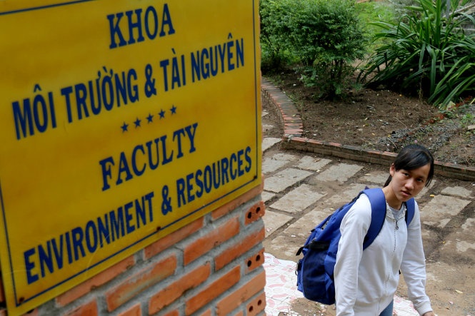 Lâm Thị Thu Hương đến thăm khoa môi trường và tài nguyên trong Trường ĐH Nông lâm TP.HCM - Ảnh: Ngọc Hiển.