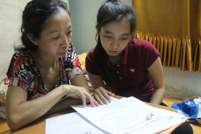 Giấy báo trúng tuyển đang ở trước mặt, nhưng Thanh Thanh và mẹ gần như bế tắc vì Thanh vừa không có CMND vừa không có tiền đóng học phí - Ảnh: Văn Tiên.