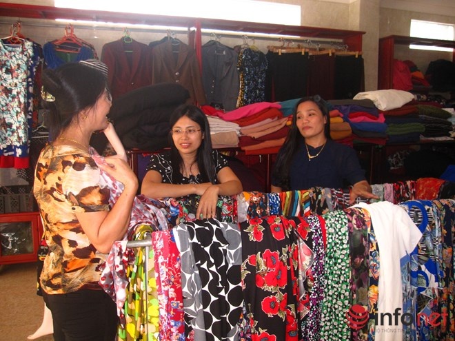 Các cô giáo đến làm đẹp ở nhà may Thanh Giang.