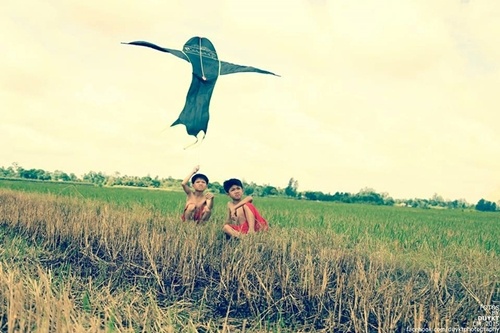 Bức ảnh Tuổi thơ với cánh diều của Tấn Duy.