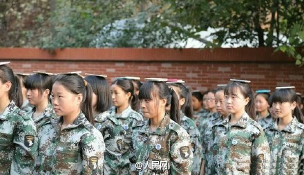 Các bài tập trong quá trình cai nghiện bao gồm: đặt điện thoại thăng bằng trên đầu...