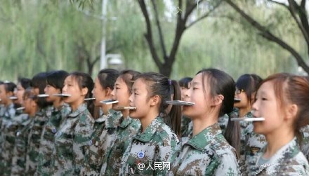 Ben trong 'trai cai nghien' smartphone cua nguoi tre hinh anh