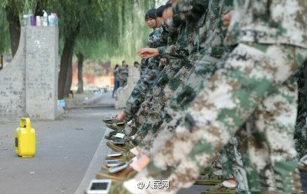 ...hay đặt điện thoại trên một bàn chân và giữ thăng bằng trên chân còn lại.