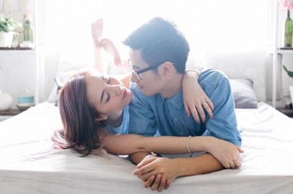 Hai nam ben nhau cua vlogger JVevermind va ban gai hinh anh