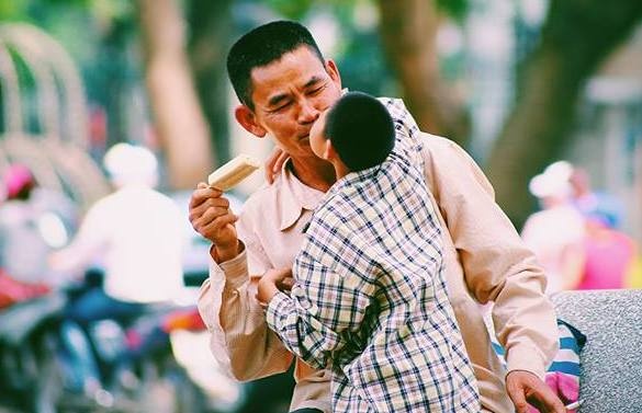 Buc anh lot ta hanh phuc tot cung cua hai cha con hinh anh