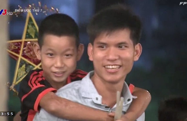 2 anh em Phung bat ngo truoc trung thu tai nha hinh anh