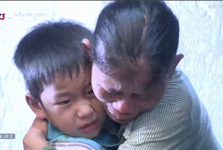Bat khoc voi trung thu doan tu cua 8 me con ngheo tai Hue hinh anh
