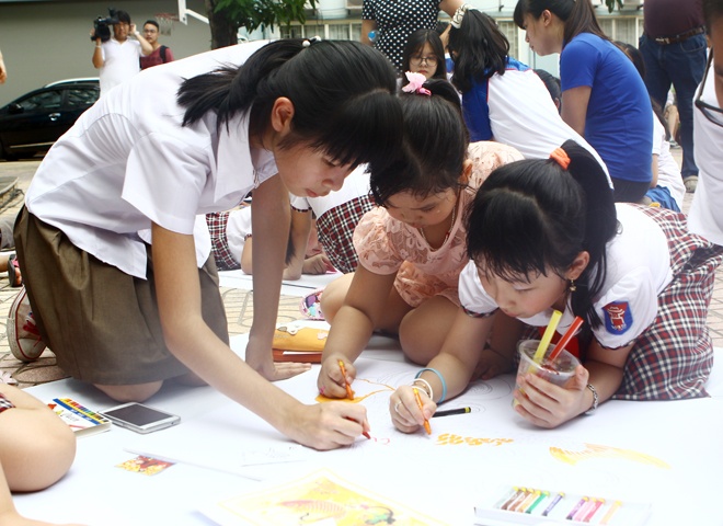 Hoc sinh gap den long, to tranh ca chep mung trung thu hinh anh