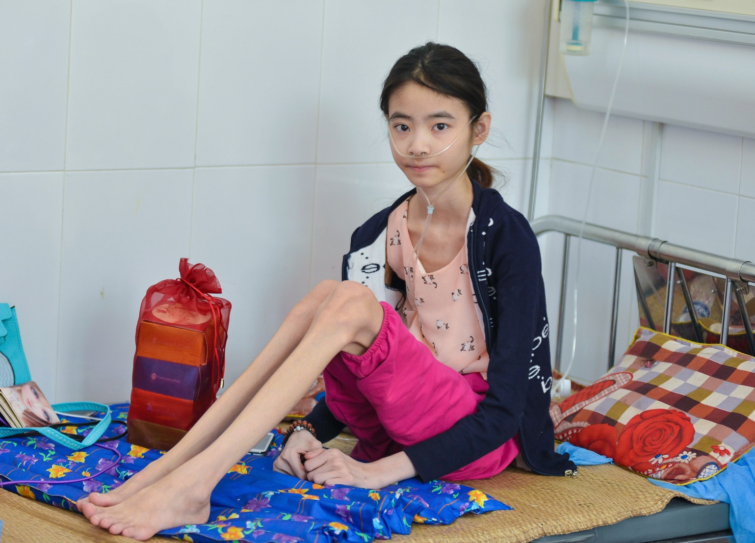 Trung thu tren giuong benh cua co gai 17 tuoi nang 25 kg hinh anh