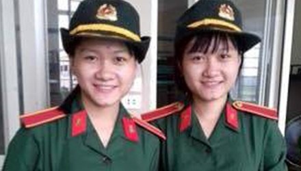 Chi em sinh doi cung dau Hoc vien Ky thuat quan su hinh anh