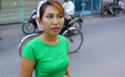 Co gai chuyen gioi di xin viec gay xuc dong hinh anh