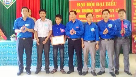 Khen tang hoc sinh lao minh giua dong lu xiet cuu co giao hinh anh