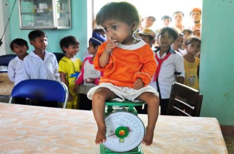 Cau be ti hon nang 3,5 kg, cao 50 cm vao lop 1 the nao? hinh anh