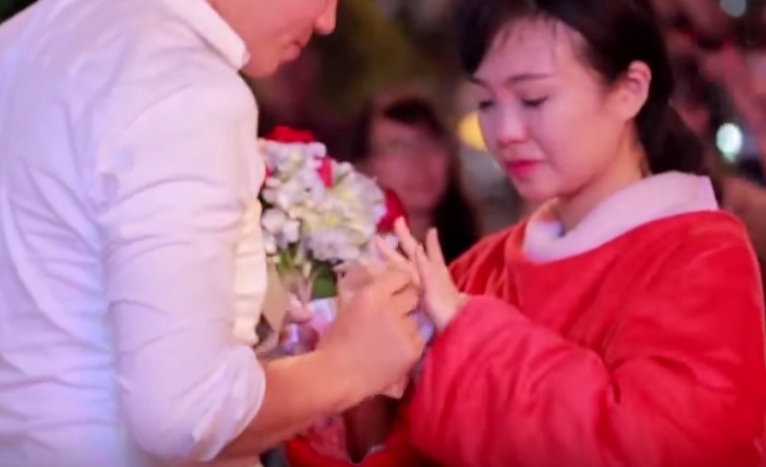 9X Da Nang nhay flashmob cau hon ban trai hinh anh