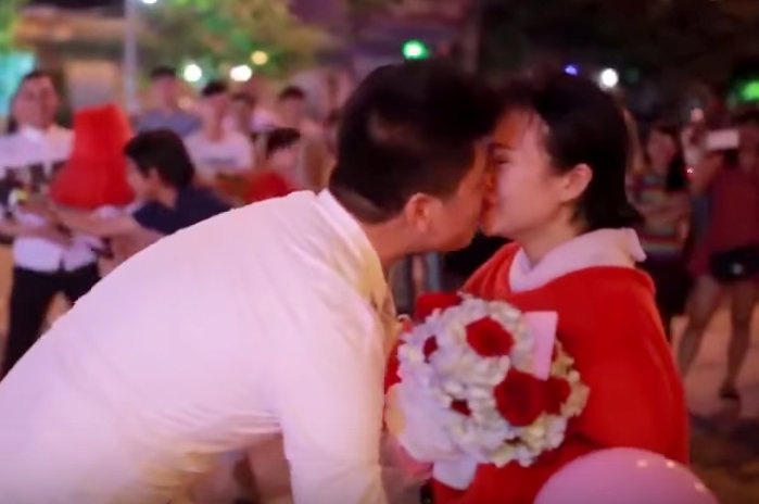 Tranh cai cua gioi tre ve man cau hon chon dong nguoi hinh anh