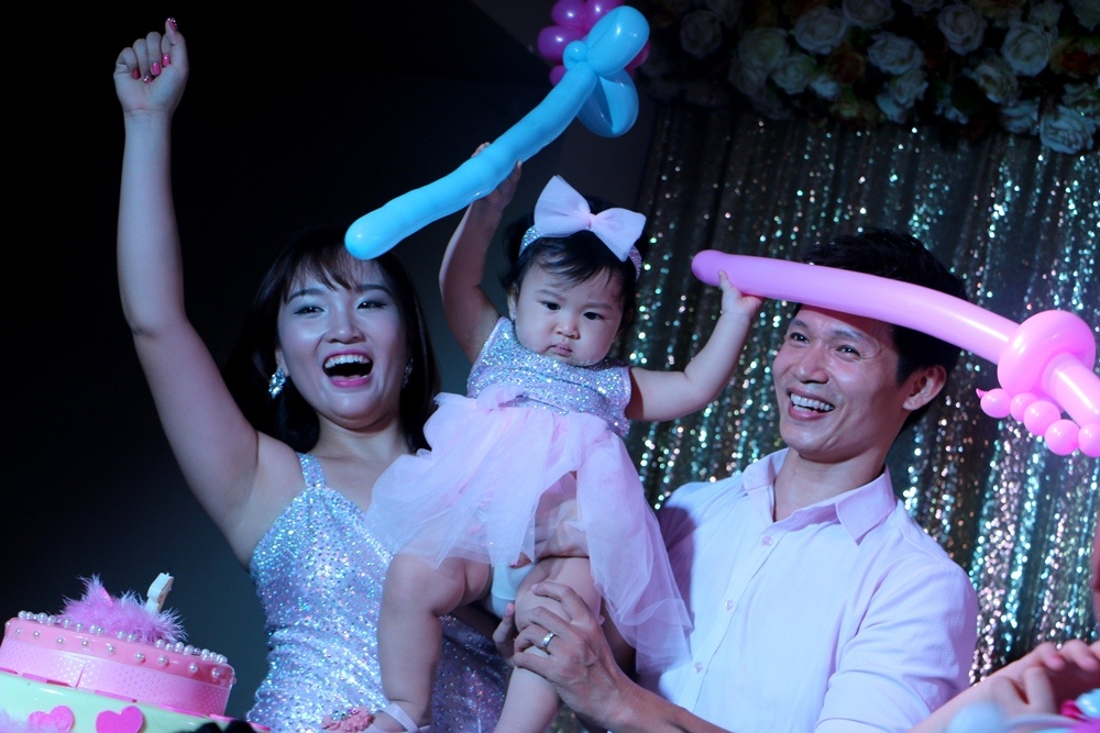 Cap vo chong lech 20 tuoi nhay mung sinh nhat con gai hinh anh