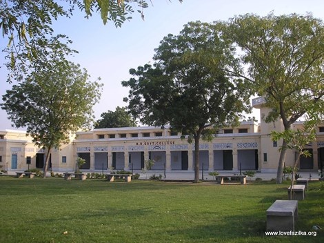 Truong dai hoc chi co ba sinh vien, mot giang vien hinh anh