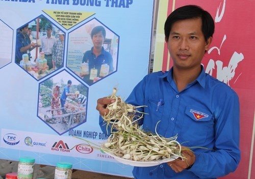 Trần Minh Tân bên sản phẩm kiệu.