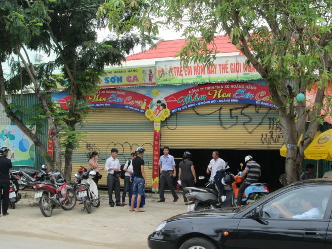 Dù chưa dừng hoạt động nhưng nhiều phụ huynh đã đến đón con về sau khi thông tin loan ra.