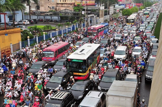 Clip 'Mac vong tren duong vanh dai' hut 50.000 luot xem hinh anh