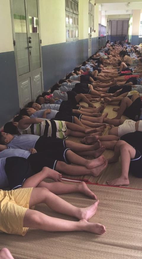 Liệu các em học sinh có được giấc ngủ trọn vẹn khi “xếp cá mòi” giữa hành lang thế này?