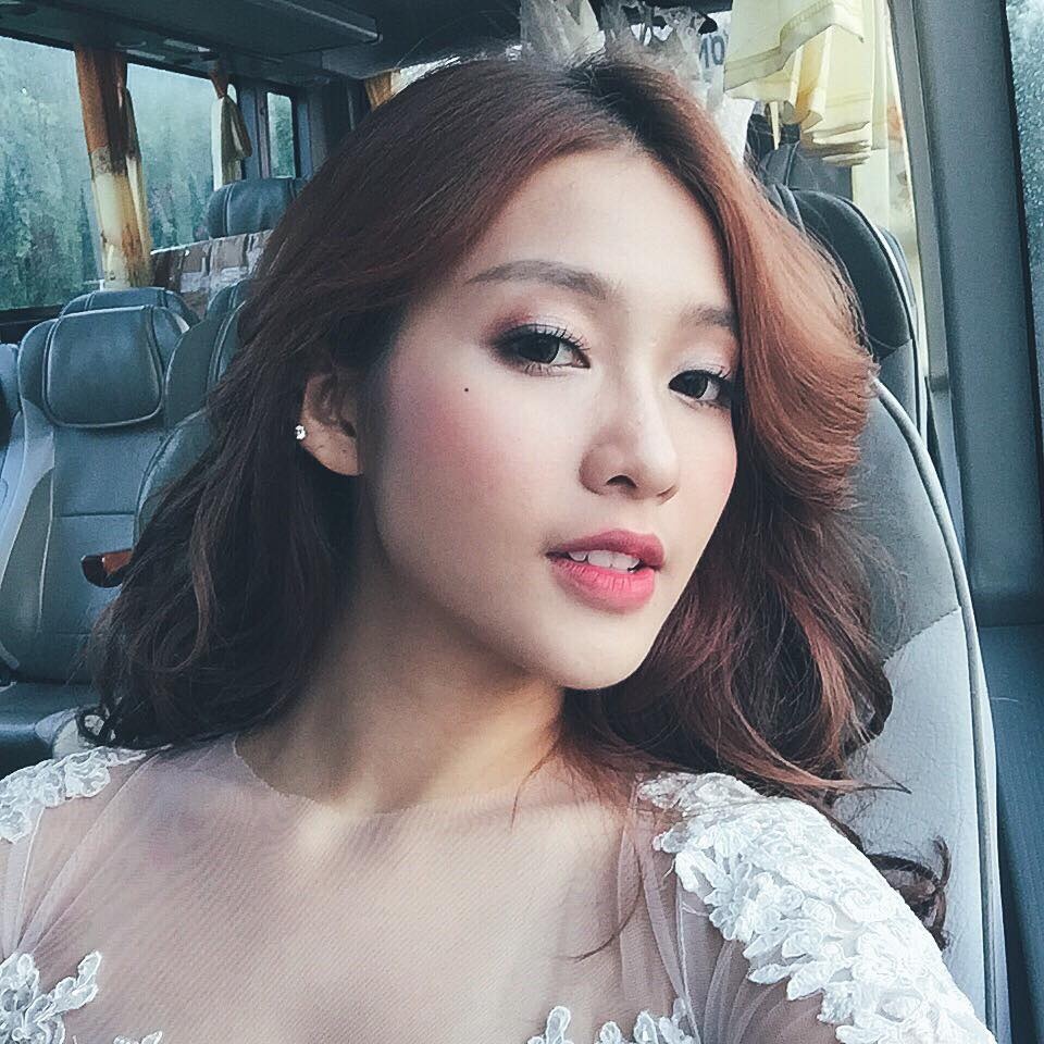 Khuôn miệng hé đem lại sự yêu kiều cho Khả Ngân, thay vì phong cách khỏe khoắn, năng động thường thấy.