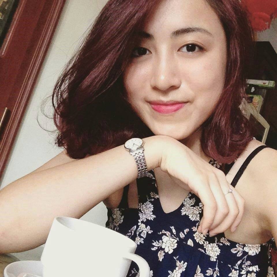  Nguyễn Thùy Trang Năm sinh: 1995 Du học sinh: Ucam universidad - Murcia, Tây Ban Nha Chiều cao: 166 cm Cân nặng: 49 kg  Giới thiệu về bản thân Mình hiện tại đang là du học sinh đang sống và học tập tại Tây Ban Nha . Mình thích đi du lịch , tìm hiểu về những nét văn hóa , ngôn ngữ và ẩm thực của các đất nước . Về quan điểm sống , mình nghĩ rằng là khi còn trẻ hãy sống trẻ , khi còn được đẹp hãy cứ đẹp và khi còn có thể làm bất cứ điều gì Ý nghĩa hãy làm . Sống thực tế không phải là thực dụng và không ngừng hoàn thiện bản thân về mọi mặt nhất là cách ứng xử vì dù bạn có là người học rộng , hiểu biết nhiều lĩnh vực hay bạn giàu có , và gia thế bạn có vị trí trong xã hội mà bạn không biết cách ứng xử thì bạn vẫn hạ thấp giá trị của bản thân . Mình hiện tại đang là du học sinh đang sống và học tập tại Tây Ban Nha . Mình thích đi du lịch , tìm hiểu về những nét văn hóa , ngôn ngữ và ẩm thực của các đất nước . Về quan điểm sống , mình nghĩ rằng là khi còn trẻ hãy sống trẻ , khi còn được đẹp hãy cứ đẹp và khi còn có thể làm bất cứ điều gì Ý nghĩa hãy làm . Sống thực tế không phải là thực dụng và không ngừng hoàn thiện bản thân về mọi mặt nhất là cách ứng xử vì dù bạn có là người học rộng , hiểu biết nhiều lĩnh vực hay bạn giàu có , và gia thế bạn có vị trí trong xã hội mà bạn không biết cách ứng xử thì bạn vẫn hạ thấp giá trị của bản thân .