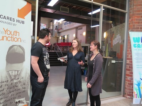 Chị Karen Hart - giám đốc điều hành Công ty Youth Junction trò chuyện với thanh niên đến sinh hoạt.
