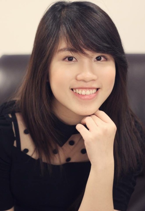 Lê Huyền Như Linh, sinh năm 1992, hiện là sinh viên trường Đại học Manitoba, Canada. Cô nàng từng đậu ngành Pharmacy và Science (tạm dịch Thuốc và Khoa học) của 5 trường top ở Úc. Ngoài ra, Như Linh còn là admin hội Du học sinh Việt Nam tại Manitoba, thường xuyên tham gia tổ chức các hoạt động cho du học sinh vào các dịp Lễ tết.