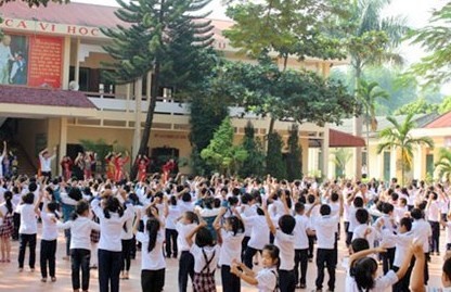 Hoc sinh dong tinh bi ky thi, co lap tai truong hoc hinh anh