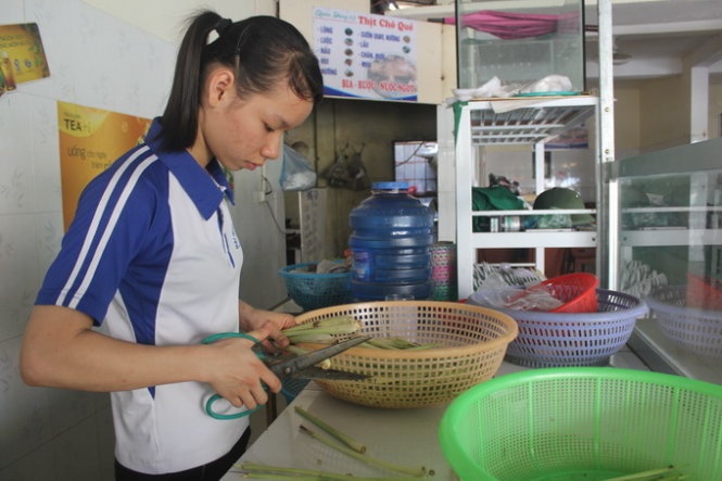 Hạnh đang đi làm thêm tại một quán ăn trên đường Nguyễn Sinh Sắc (TP Vinh).