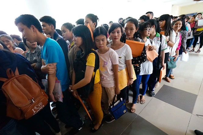 Thí sinh xếp hàng chờ đến lượt nộp hồ sơ xét tuyển nguyện vọng 1 tại ĐH Sư phạm TP HCM trưa 3/8.