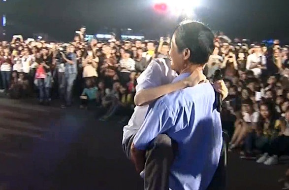 Cuoc hoi ngo xuc dong cua nguoi dan ong xa que va vo hinh anh