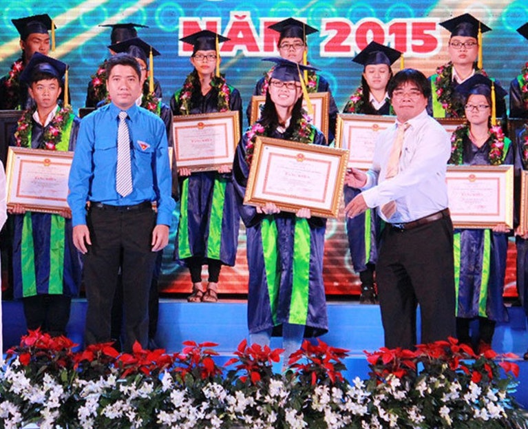 Phó bí thư Thành đoàn Nguyễn Việt Quế Sơn và Phó bí thư Đảng ủy khối các trường ĐH-CĐ-TCCN TP.HCM Đỗ Văn Dũng trao thưởng cho thủ khoa tuyển sinh Nguyễn Ngọc Bảo Trân (ĐH Quốc tế, ĐH Quốc gia TP.HCM).