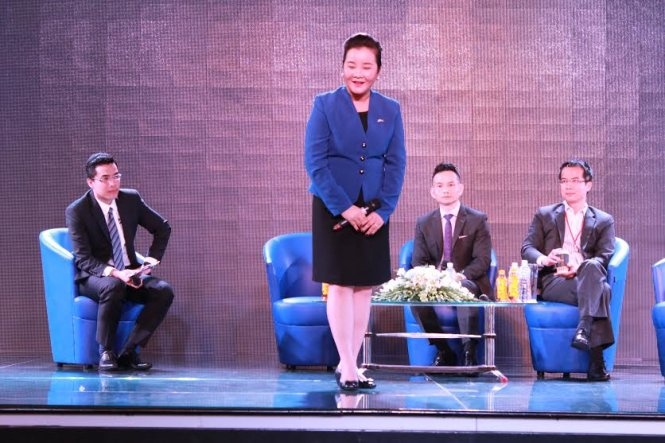 Bà Võ Thị Xuân Trang hướng dẫn một số tư thế đi đứng chuẩn mực.