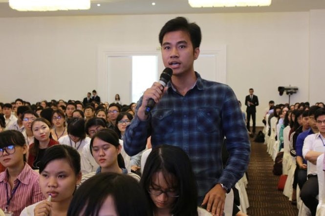 Người tham gia đặt câu hỏi phản biện với diễn giả.
