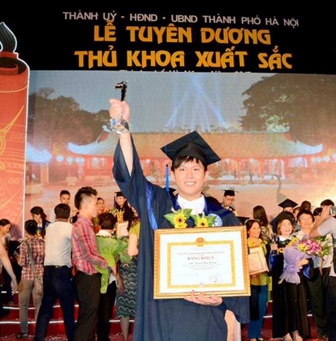 Huy Hoàng tại lễ vinh danh thủ khoa đầu ra xuất sắc các trường đại học tại Hà Nội năm 2015.