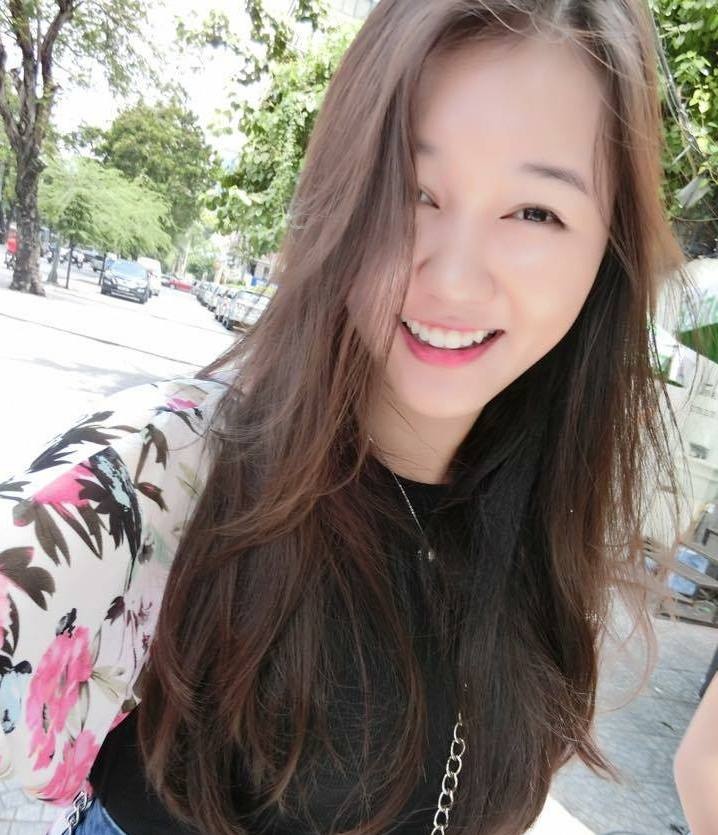 Nguyễn Khánh Vân (sinh năm 1997) hiện theo học tại trường Notre Dame High School Riverside, Mỹ. Nữ sinh gây ấn tượng bởi thành tích khủng như từng nhận bằng khen của tổng thống Mỹ Barack Obama, học bổng từ 50-80% nhiều trường đại học top đầu tại Mỹ. Khánh Vân cũng được chọn vào hội học sinh cấp ba danh dự của Mỹ, top 60 Miss Áo dài nữ sinh Việt Nam 2015… Không chỉ có thành tích vàng, Khánh Vân còn sở hữu khuôn mặt xinh xắn, ngoại hình đẹp với chiều cao 1,7 m. 