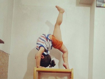 Be 2 tuoi noi tieng voi biet tai uon deo hinh anh