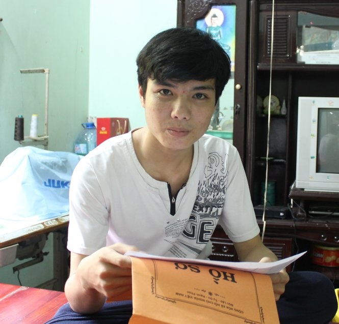 Nhân và bộ hồ sơ xin đi làm công nhân, được mẹ Lệ củaem cất kỹ vào trong tủ - Ảnh: Mai Hoa.