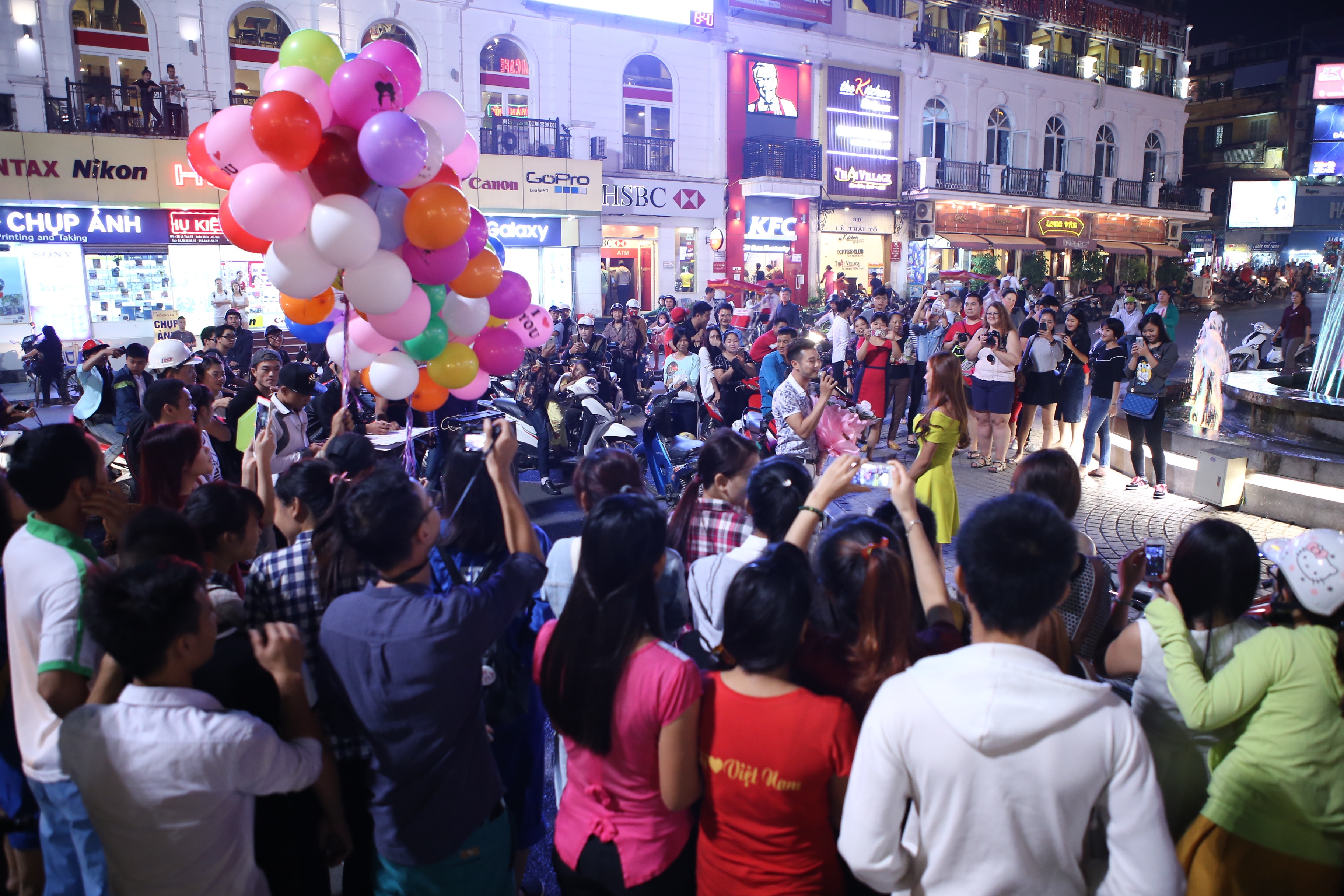 Clip man cau hon giua pho hinh anh