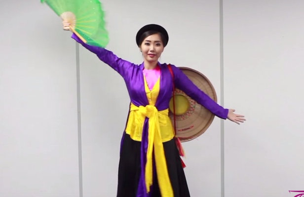 Clip nu du hoc sinh xinh dep hat cheo hinh anh