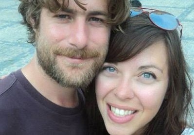 Chang trai lay than minh bao ve ban gai trong tham sat Paris hinh anh