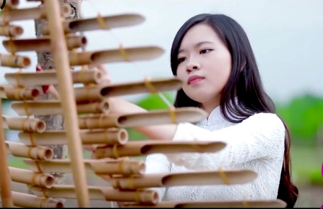 Nu du hoc sinh choi cac loai nhac cu dan toc hinh anh